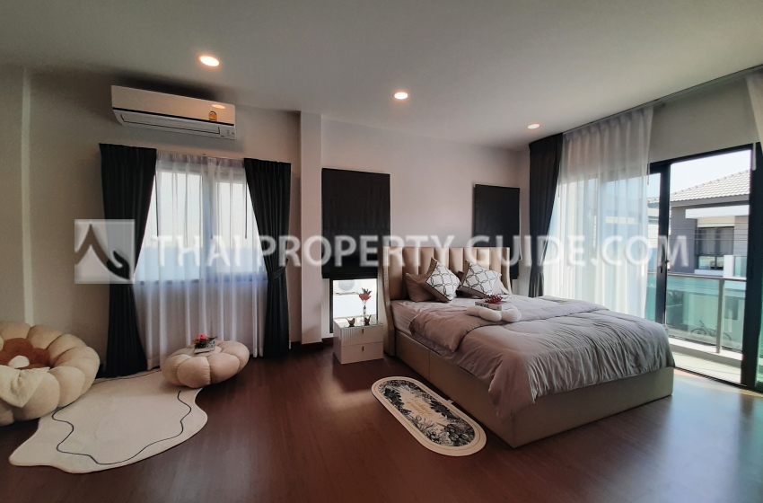House with Shared Pool in Bangnatrad 